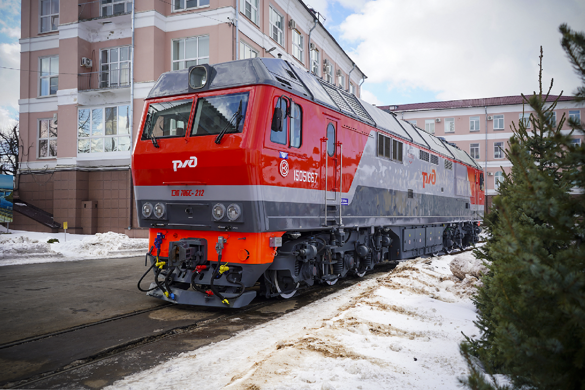 Коломенский завод передал пассажирский тепловоз ТЭП70БС, который прошел на предприятии средний ремонт и модернизацию.